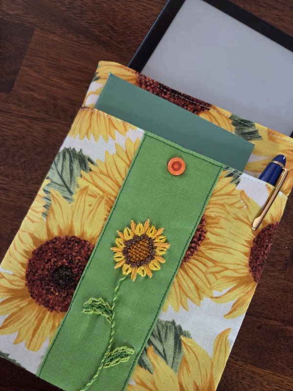 Ereader Sunflower closeup 2